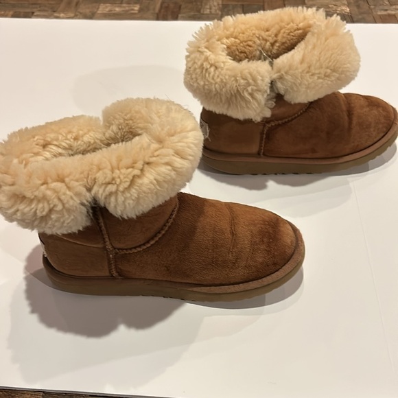 UGG Bailey Button Brown Short Sheepskin Boots - Picture 6 of 15